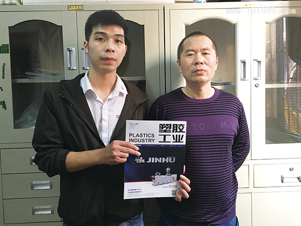 格晟電器塑料制品廠總經(jīng)理邱向陽(yáng)（右）